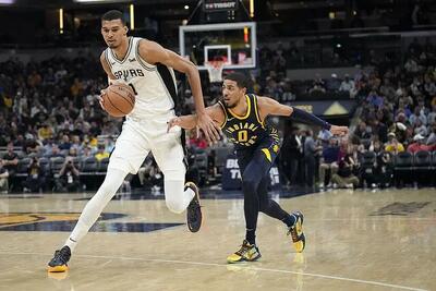 ویکتور ومبانیاما فوق ستاره NBA در معبد شائولین + عکس