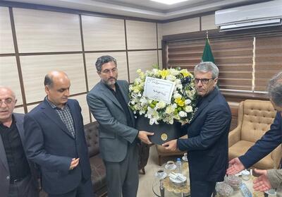دیدار بقائی با با تنها بازمانده از خانواده شهید حمله اسرائیل در آستانه اشرفیه - تسنیم