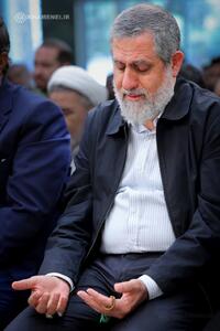 تصویر دیده‌نشده‌ از شهید حاج محمدسعید ایزدی (حاج رمضان) در صف نماز جماعت