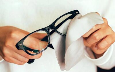 عینکتان را حرفه ای تمیز کنید | روش تمیز کردن شیشه عینک