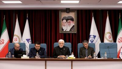 عارف: نوسازی و بازسازی مهمترین اولویت ملی «پساجنگ» است