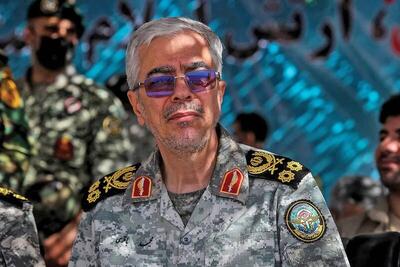 عکس/ شهید محمد باقری به همراه مادرش بر سر مزار برادر شهیدش