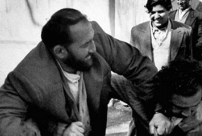 عکس؛ سفر در زمان؛ شعبان بی مخ در حال چرخاندن عکس شاه در تهران؛ 28 مرداد 1332