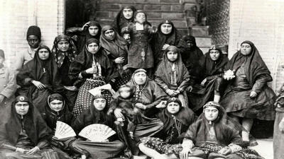 سفر به قاجار؛ عکس خاص یک خانواده مرفه ایرانی با چهل‌گیس و لباس فاخر
