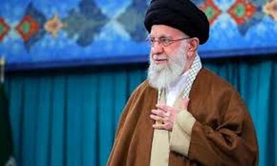رهبر انقلاب در کنار مادرشان خدیجه میردامادی دهه 60(عکس)