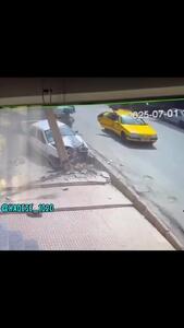 لحظه برخورد شدید خودروی پراید با تیر چراغ برق در خیابان