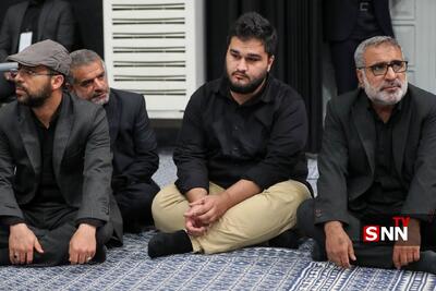 عکسی از حضور فرزند سرلشکر شهید امیرعلی حاجی‌زاده در در حسینیه امام خمینی(ره)