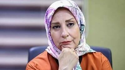 چهره غمگین مرجانه گلچین در کافه با اکسسوری‌های عجیب