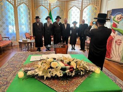 عکس/ ادای احترام گروهی از خاخام‌های یهودی به شهدا با حضور در سفارت ایران در لندن