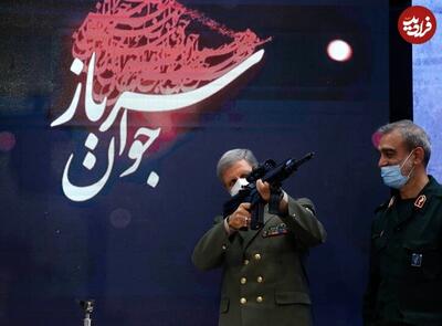 عکس/ امیر حاتمی فرمانده ارتش در حال نشانه‌گیری با تفنگ دوربین‌دار | اقتصاد24