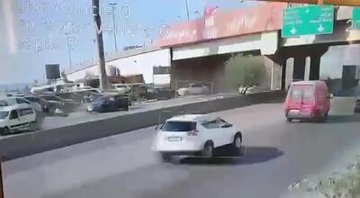 ‌لحظۀ حمله پهپادی اسرائیل به یک خودرو در جنوب بیروت
