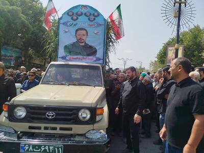 تشیع پیکر شهید ایمان وحیدی‌بر روی دستان مردم در شهر آشخانه