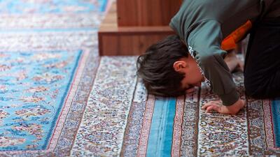 چهار مرحله برای علاقه‌مند شدن فرزند به نماز خواندن + فیلم