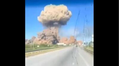 لحظه هولناک حمله موشکی روسیه به انبار مهمات اوکراین؛ موج انفجار شیشه خودرو را خرد کرد (فیلم)
