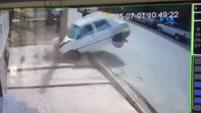 لحظه تصادف عجیب پراید با تیر برق در جوانرود (فیلم)