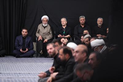 عزاداری چهره‌های نظامی و سیاسی در کنار مردم در حسینیه امام خمینی +تصاویر