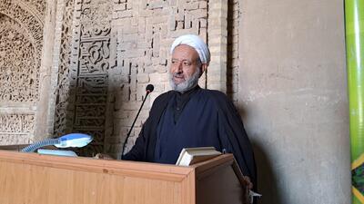 خطیب جمعه اردستان: باید مراقب توطئه‌های افراد فریب خورده بود