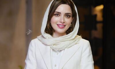 ایده استایل کت و دامن خاص و گل‌گلی به سبک بهنوش طباطبایی با چهره‌ای متفاوت + عکس - سبک ایده آل