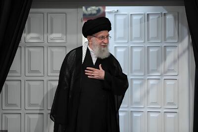 لحظه ورود آیت الله خامنه‌ای مقام معظم رهبری (فیلم)
