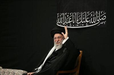 حضور رهبر معظم انقلاب در مراسم عزاداری شب عاشورا در حسینیه امام خمینی