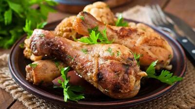 طرز تهیه مرغ دودی مجلسی با طعمی رستورانی و عطر بی‌نظیر در خانه