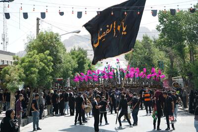 فرخشهر در سوگ علم‌ها؛ آیین باشکوه علم‌گردانی در تاسوعای حسینی برگزار شد +فیلم