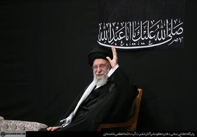 لحظاتی دیدنی از ورود رهبر انقلاب به مراسم شب عاشورای حسینی