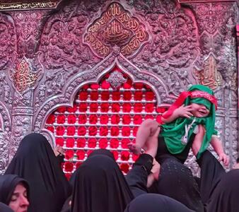 عکس/ یک فریم خاص از ظهر عاشورا کنار مضجع نورانی حضرت سیدالشهدا