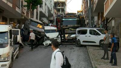 حادثه برخورد جرثقیل با خودروها در باشاک‌شهیر؛ خیابان به میدان جنگ تبدیل شد!(عکس)