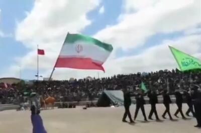 اهتزار پرچم ایران در آیین شبیه خوانی عاشورا در بخشایش