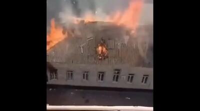 لحظه تکان‌دهنده برخورد دو پهپاد روسی به ساختمانی در کرمنچوک اوکراین (فیلم)