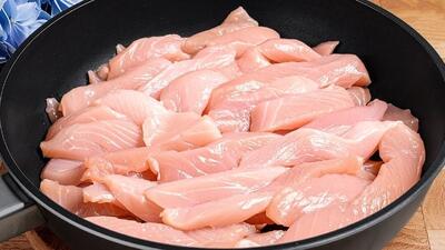 دستور پخت یک غذای سریع اسپانیایی با فیله مرغ، گوجه و سیب زمینی (فیلم)