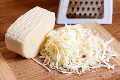 طرز تهیه پنیر پیتزا خانگی فقط با ۳ قلم مواد و چقد کش میاااااد !