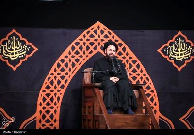 لحظاتی از سخنرانی حجت‌الاسلام محمدرضا اعوانی در آخرین شب از مراسم عزاداری در حسینیه امام خمینی(ره)