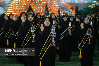عکس/ مراسم شام غریبان و لاله گردانی در حرم شاهچراغ (ع)
