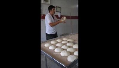 نان بربری به سبک ترک‌های خراسان در دل اصفهان؛ هنرنمایی نانوایی که همه را شگفت‌زده کرد