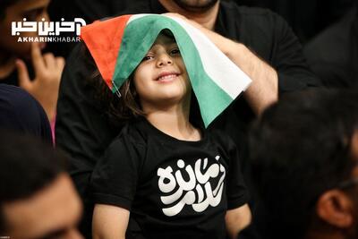 تصویری جالب از کودکی با پرچم فلسطین
