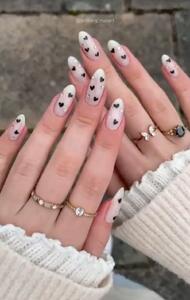 به همین راحتی روی ناخن قلب بکش