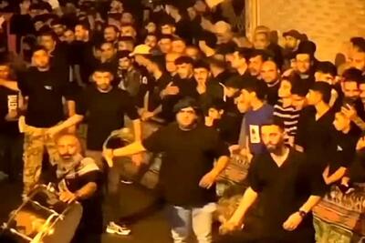 آواز جگرسوز؛ مهدی عبدی و علی علیپورتو عاشورای حسینی تو ازدحام کشون کشون هیئت چرخوندن