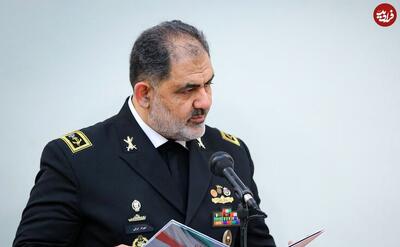 عکس/ امیر شهرام ایرانی فرمانده نیروی دریایی در کنار فرزند خردسال شهید سرایداران | اقتصاد24