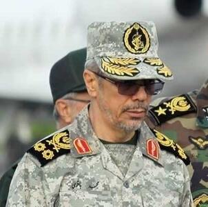 عکس تاریخی از سردار قاآنی؛ ۴۴ سال پیش در حال فرماندهی و صحبت تلفنی