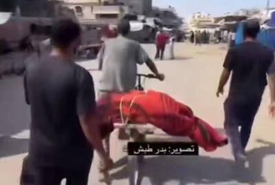 فیلم/ پدری که پیکر بی‌جان فرزندش را با دوچرخه حمل می‌کند