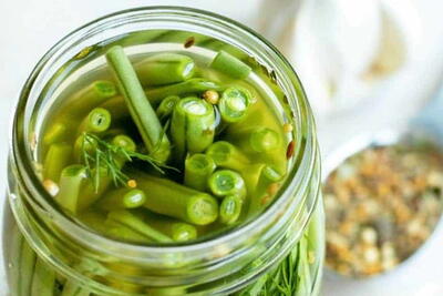 روش تهیه ترشی لوبیا سبز خونگی خوش‌رنگ و خوش‌طعم+فیلم