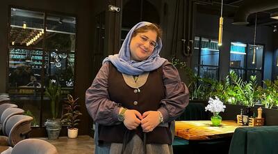 استایل کودکانه نگین صفری‌جم در یک کافه لاکچری - سبک ایده آل
