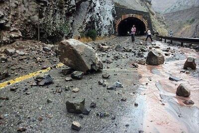 انسداد موقت جاده چالوس به دلیل ریزش سنگ