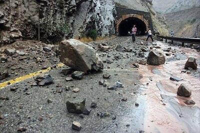 انسداد موقت جاده چالوس به دلیل ریزش سنگ