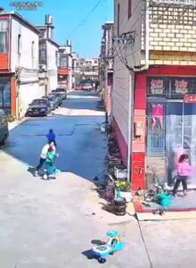 فیلم جاخالی دیدنی پسربچه از حمله گراز