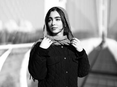 هنرنمایی سونیا حسینی روی بومِ نقاشی استعدادهایش را رو کرد+فیلم - سبک ایده آل