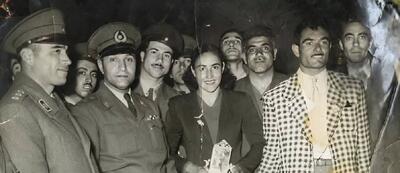گوگوش سه ساله در جمع افسران نظامی (عکس)
