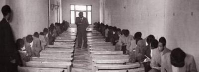 نمایی از یک جلسه امتحان و مراقبین در دهه سی